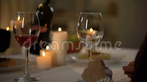 有爱心的丈夫在妻子的杯子里倒酒夫妇一起吃晚饭视频的预览图