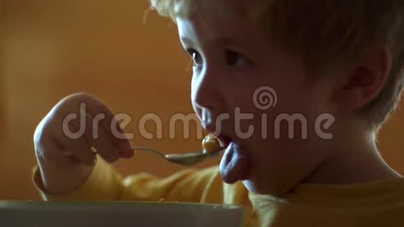 快乐的小男孩汤匙吃自己小宝宝正在吃特写照片视频的预览图