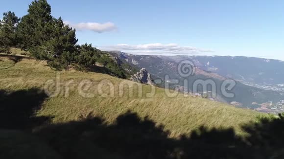 在蓝天的映衬下满是绿树的山链坡和山谷景色优美视频的预览图