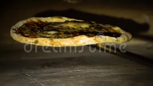 在传统的大烤箱里准备意大利披萨视频的预览图