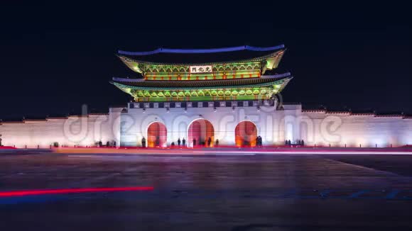 晚上京博京宫和交通在韩国首尔市4K时间推移视频的预览图