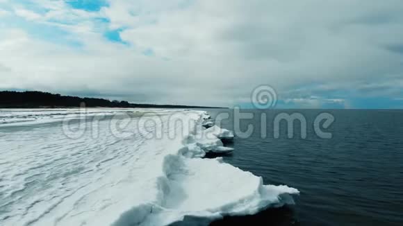 冬天的冰冻海滨视频的预览图