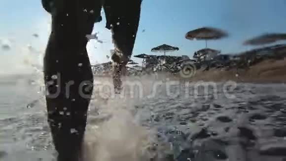 一个人在海边的沙滩上滑雪动作缓慢视频的预览图