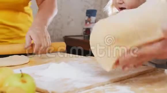 一家人做小馅饼整形和擀面团视频的预览图