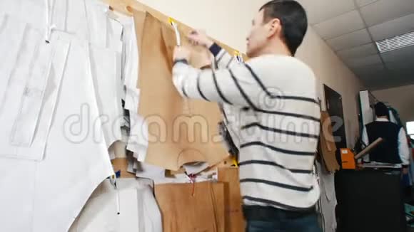 缝纫厂从墙上拿模板的人关门视频的预览图