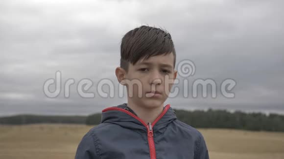一幅秋天在户外的悲伤男孩的肖像视频的预览图