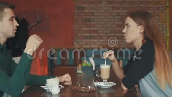 女孩和男人在城市咖啡馆聊天视频的预览图