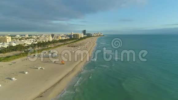 迈阿密南海滩和海洋在阳光上午鸟瞰图视频的预览图