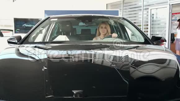优雅的女人试驾驶她的新车视频的预览图