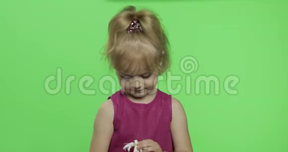 女孩拿着洋甘菊的花说些什么快乐的小孩铬键视频的预览图