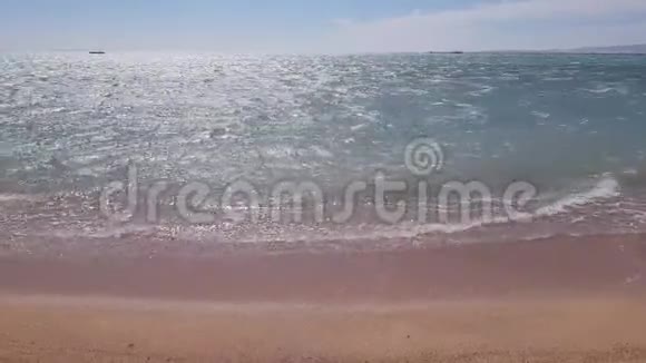 白天海上的波浪视频的预览图