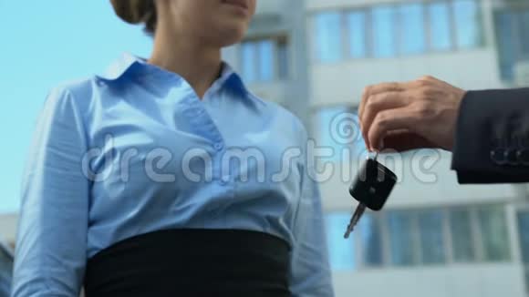 女老板从经销商处领取豪华车钥匙汽车贷款或购买视频的预览图