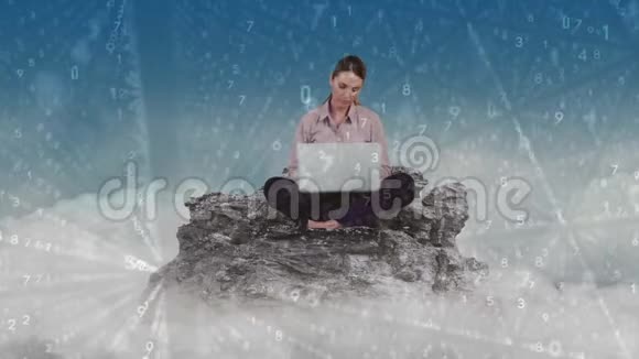 女性盘腿坐在山上视频的预览图