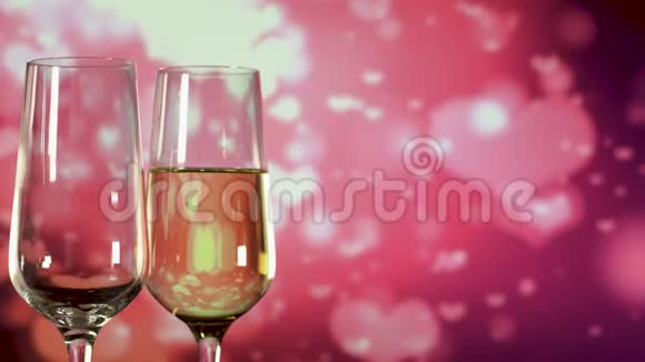 在粉红色的背景上装满空杯子和起泡香槟视频的预览图