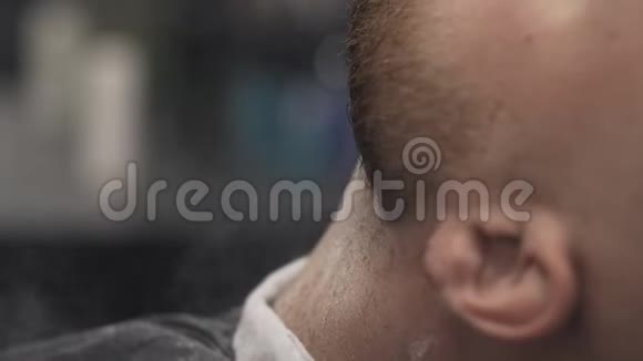 理发店用刷子清洗客户的脖子美容师用刷子视频的预览图