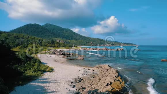 塞舌尔拉迪格岛热带天堂海滩鸟瞰图白色游艇花岗岩巨石和绿松石视频的预览图