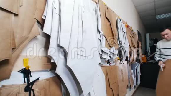 缝纫厂一个人在墙上贴模板视频的预览图