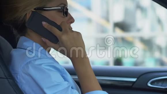 愤怒的女商人在手机上骂人把手机扔出汽车视频的预览图