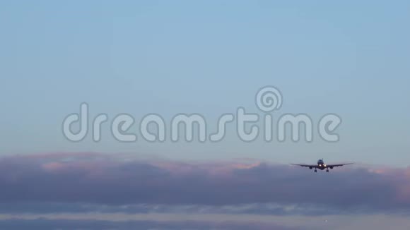 飞机着陆了在背景下还有两架飞机蓝天紫橙色云视频的预览图