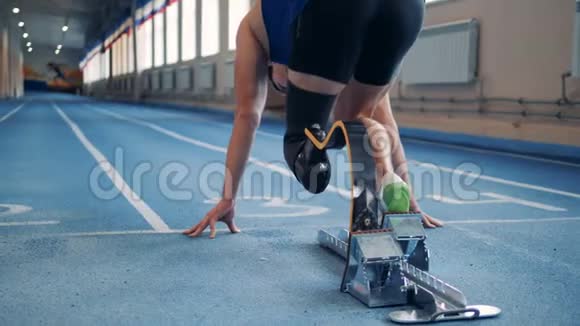 一个有机器人腿的人开始跑步锻炼视频的预览图