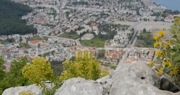 女徒步旅行者的双腿站在山顶岩石上视频的预览图