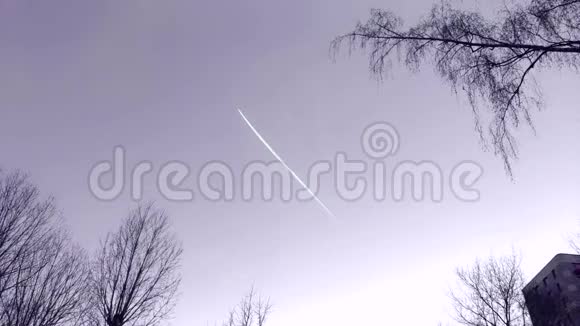 飞机在天空中高高地飞行飞机起飞了视频的预览图