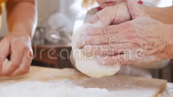 一家人做小馅饼整形面团进行填充慢动作视频的预览图
