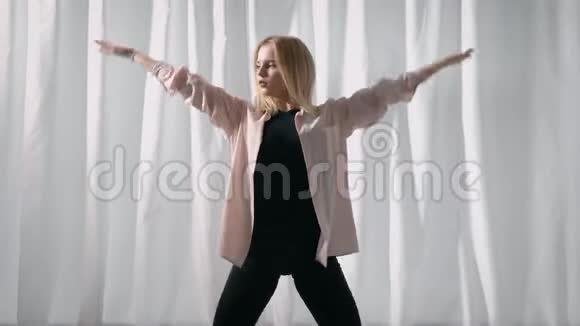 金发少女白天在房间里用光幕做手脚跳舞视频的预览图