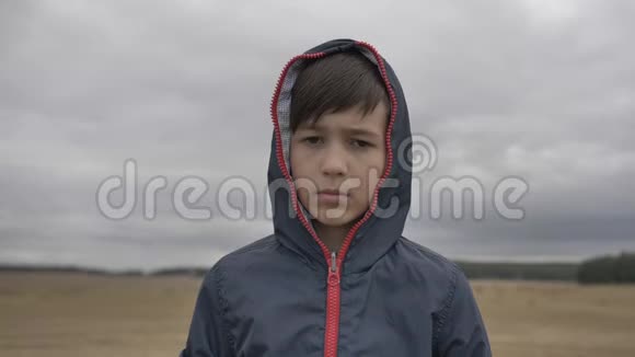 一幅秋天在户外的悲伤男孩的肖像视频的预览图