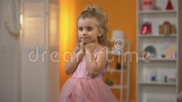 小公主穿着可爱的粉红色连衣裙童年的梦想快乐的学龄前女孩视频的预览图
