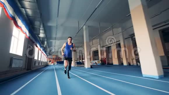一名男子正带着一条假肢沿着体育馆奔跑视频的预览图