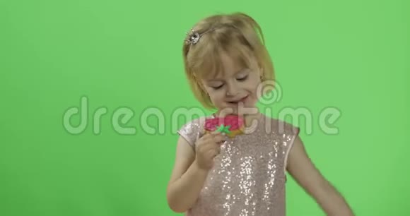穿着光滑衣服的女孩开始吃草莓形式的饼干视频的预览图