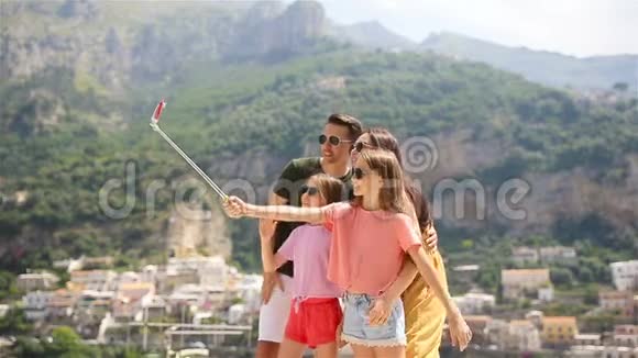 父母和孩子在阿马尔菲海岸伊塔利的Positano镇拍照背景视频的预览图