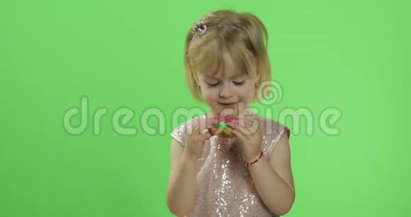 穿着光滑衣服的女孩开始吃草莓形式的饼干视频的预览图