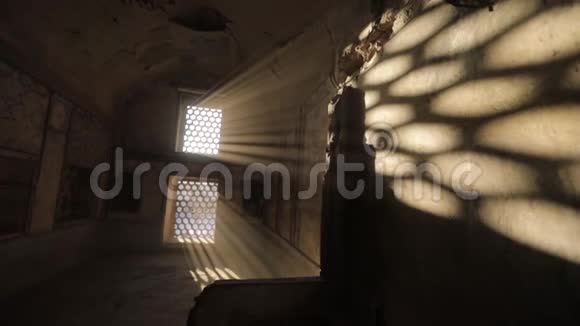 房间有一扇有栅栏的窗户透过窗户穿透阳光光线视频的预览图