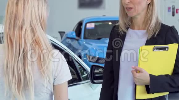 女顾客收到车钥匙与女售货员握手视频的预览图