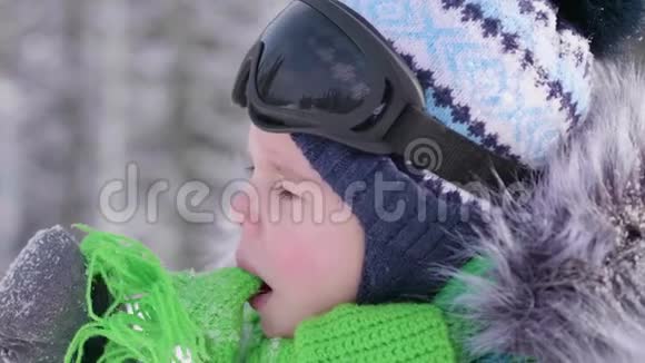 冬天公园里的一个男孩面对特写冬季寒冷在清新的空气中行走健康生活方式视频的预览图