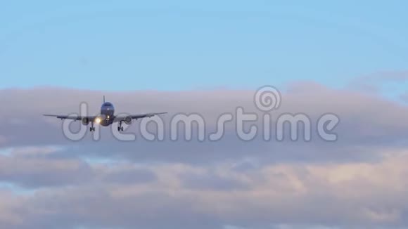 飞机在天空中飞行特写镜头蓝天背景中的紫云4K视频的预览图