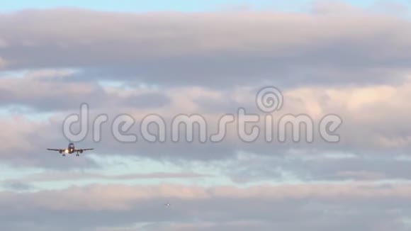 乘飞机在橘紫色的云层中迎着蓝天飞行视频的预览图
