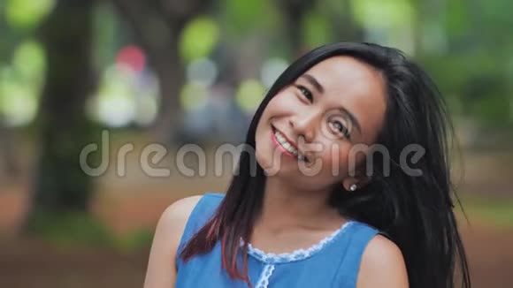 公园里一个微笑的印尼女孩的肖像视频的预览图