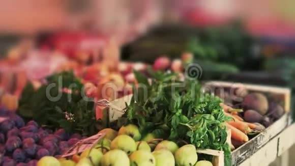 当地农贸市场的蔬菜摊视频的预览图