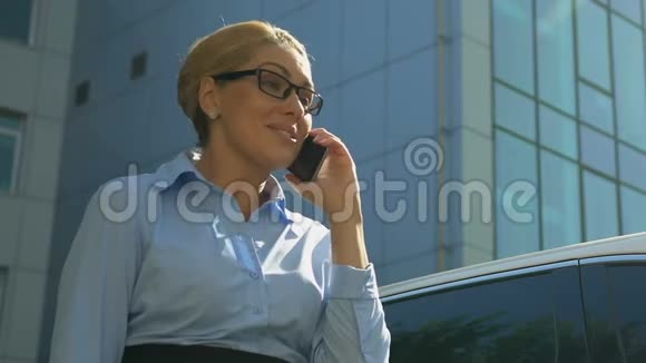 漂亮的商务女性在电话交谈后表现出了不错的姿态成功签约视频的预览图