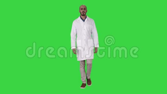 友好的男性医生走路和说话看着镜头上的绿色屏幕铬键视频的预览图
