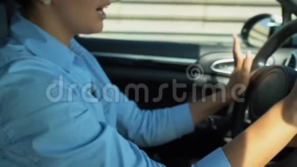 快乐的女士开着车唱着歌摘着眼镜早晨精力充沛视频的预览图