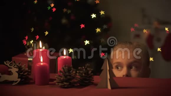 可爱的女孩在玩木天使圣诞树闪烁想象视频的预览图