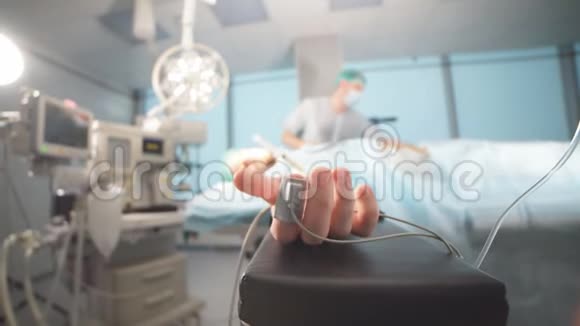 一组麻醉师为腹部手术准备的男性病人医院视频的预览图