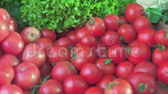市场上出售的新鲜蔬菜红西红柿绿黄瓜盒装蔬菜视频的预览图
