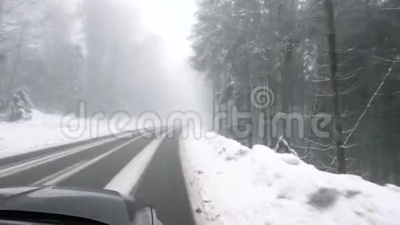 雪山公路覆盖的电影透视视频的预览图
