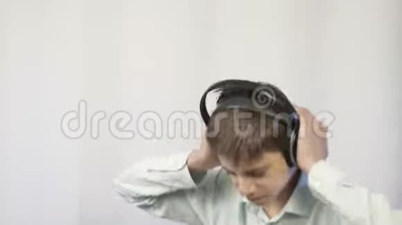 少年听音乐少年喜欢用耳机听音乐视频的预览图