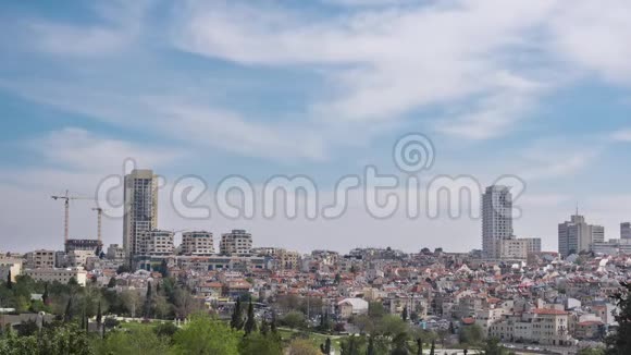 云彩掠过古老而现代的耶路撒冷屋顶耶路撒冷全景时光倒流视频的预览图